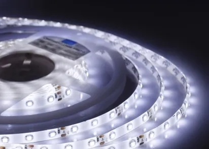 Светодиодная влагозащищенная лента Apeyron 4,8W/m 60LED/m 3528SMD холодный белый 5M 10-26